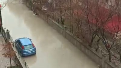 Elbistan’ın Battalgazi Mahallesi’nde etkili olan yağışın ardından cadde ve sokaklar