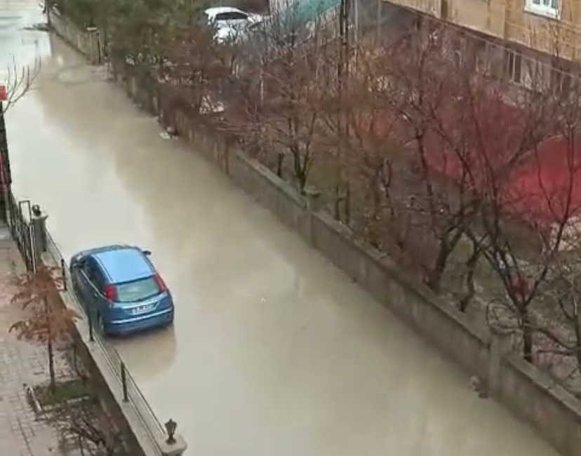 Elbistan’ın Battalgazi Mahallesi’nde etkili olan yağışın ardından cadde ve sokaklar