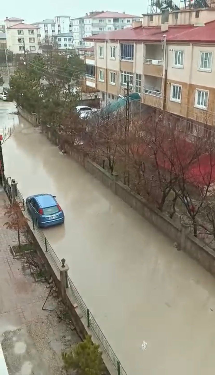 Elbistan’ın Battalgazi Mahallesi’nde etkili olan yağışın ardından cadde ve sokaklar