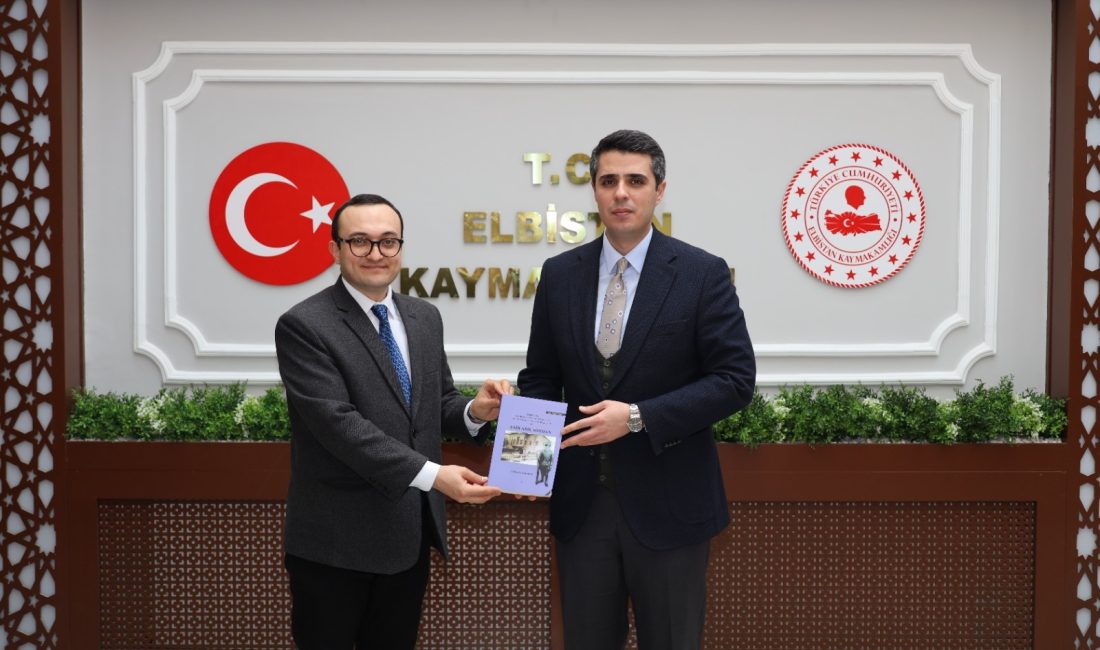 Tarihçi-Yazar Orhan Saydam, yayımlanan yeni kitabını Elbistan Kaymakamı Muhammet Fatih