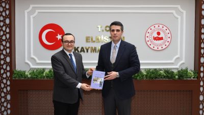 Tarihçi-Yazar Orhan Saydam, yayımlanan yeni kitabını Elbistan Kaymakamı Muhammet Fatih