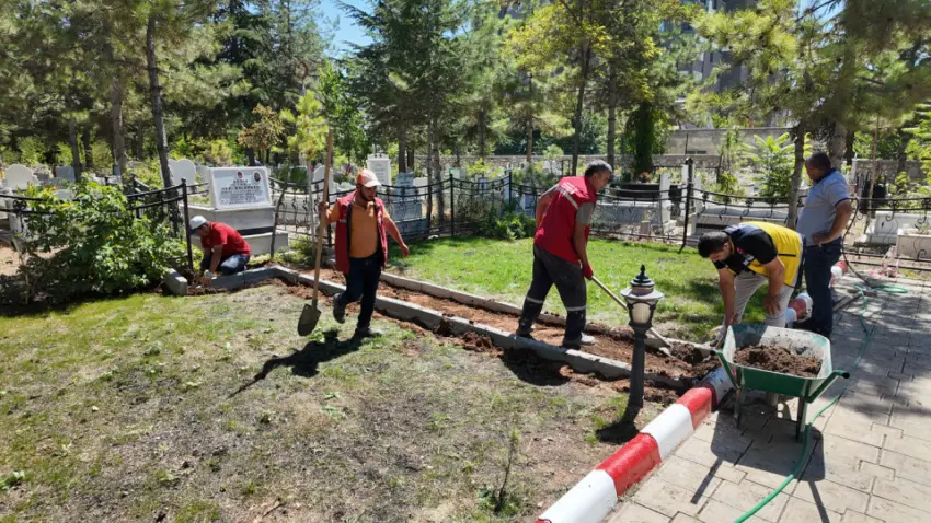 Elbistan mezarlık bakım çalışmaları Hocazade ve Gariplik mezarlıklarında sürüyor. Ekipler